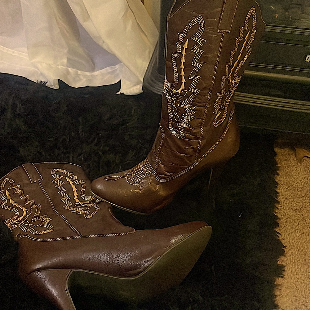 Size 7.5 Ellie cowboy boot with 3" heel